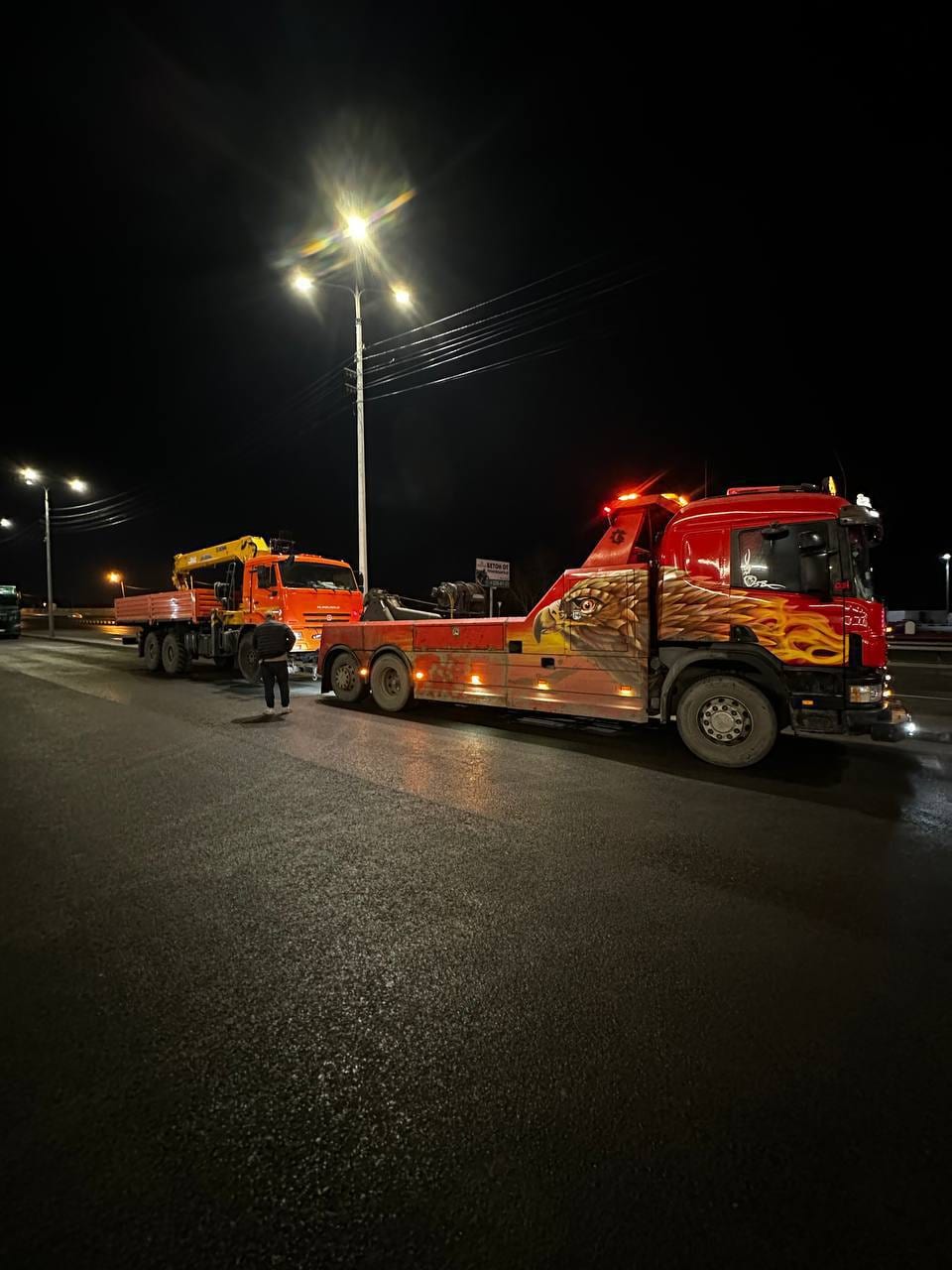 Ночью на дороге эвакуатор Scania подцепил грузовик КамАЗ с краном-манипулятором